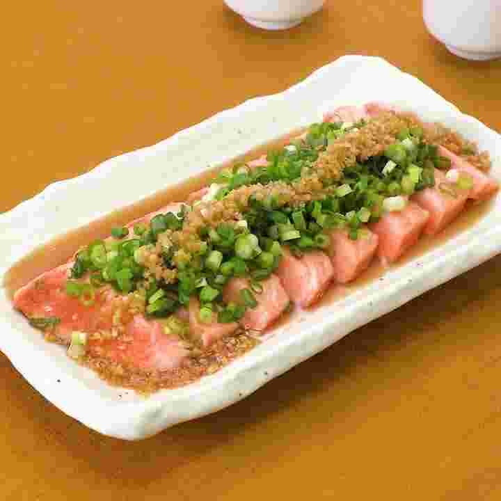 炙りサーモンのにんにく生姜ソース
