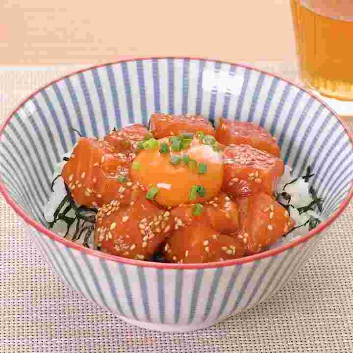 サーモンユッケ丼