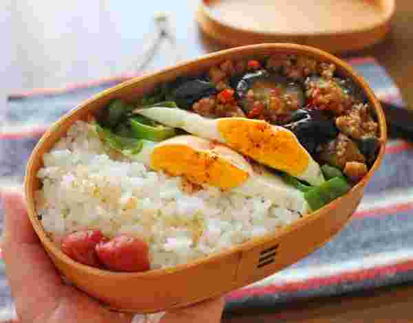 「ピーマンの巣ごもり卵＋マーボーなす」の中華弁当