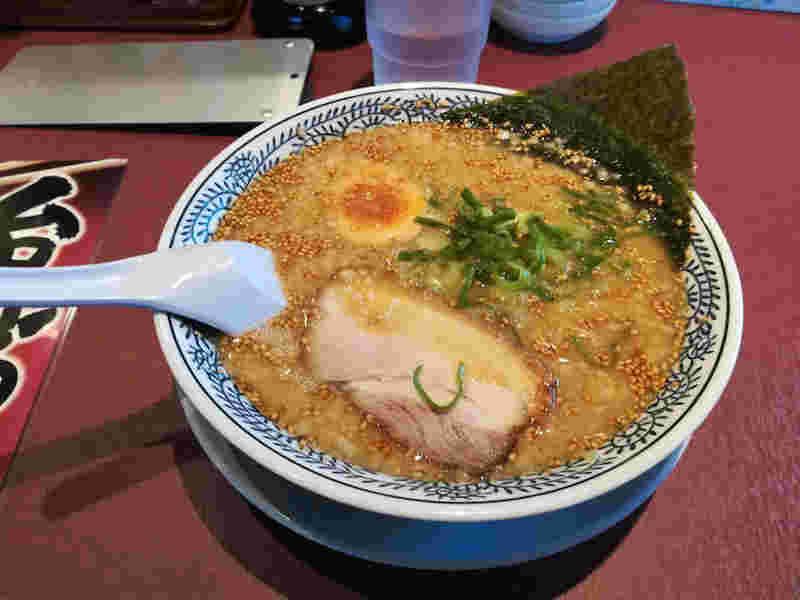 丸源ラーメンの熟成醤油とんこつラーメン(白)の画像