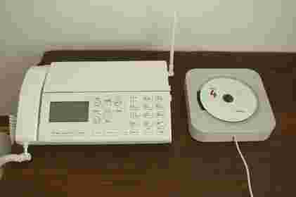 電話と無印のCDプレーヤーを横置きしている様子