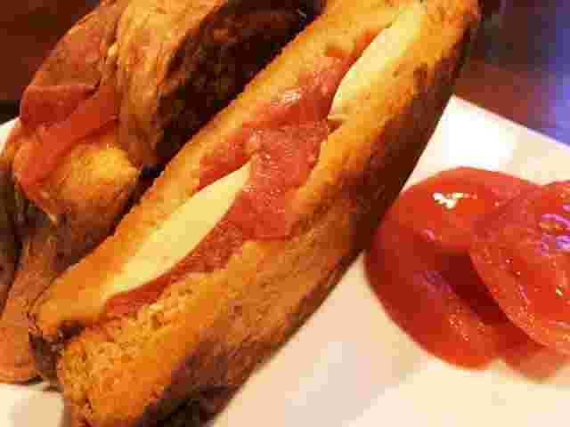 トマトチーズパニーニ 食パンホットサンド