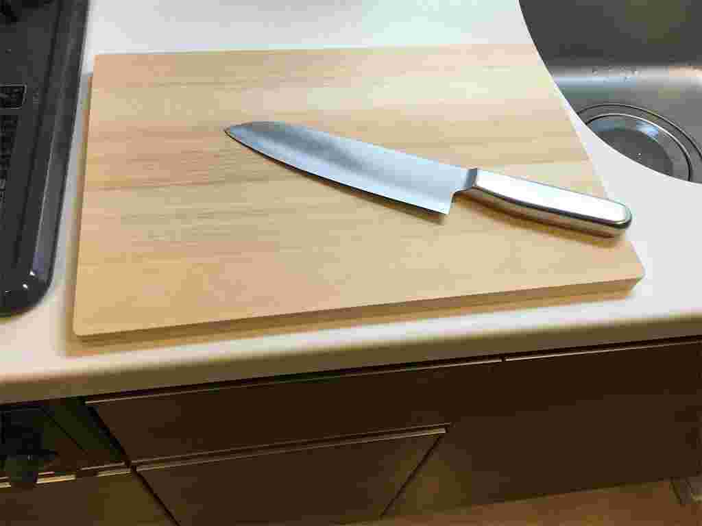 キッチンにて上に包丁が乗っている無印良品のまな板
