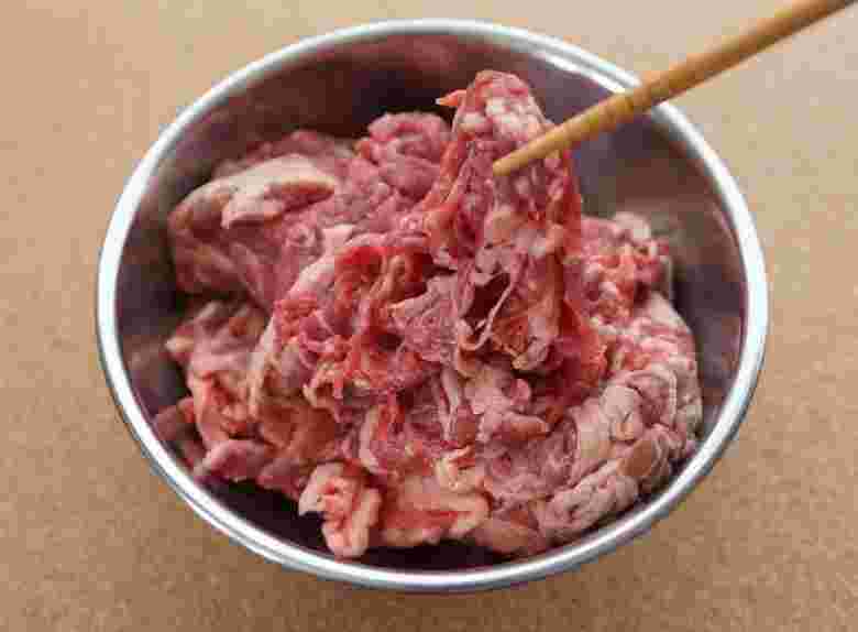 ボウルに入った牛肉の切り落とし