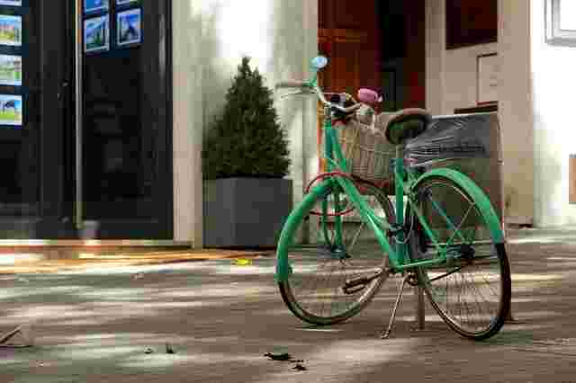 スタンドでとめている自転車