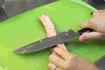 リブフィンガーの牛すじを包丁で剥がす