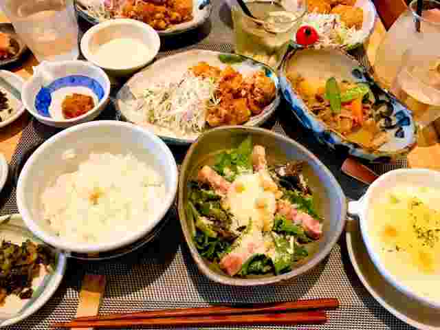 品数豊富な夕飯の食卓