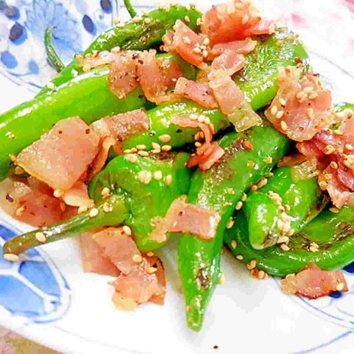 万願寺とうがらしとベーコンの炒め物