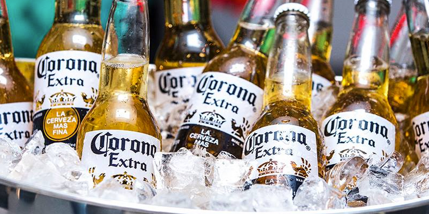 コロナビールの瓶が氷水に使っている