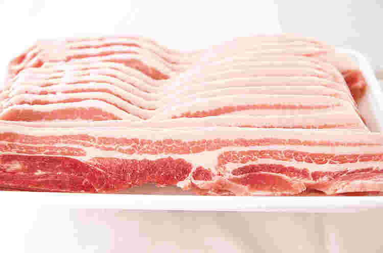 パックに乗った豚バラ肉の薄切り
