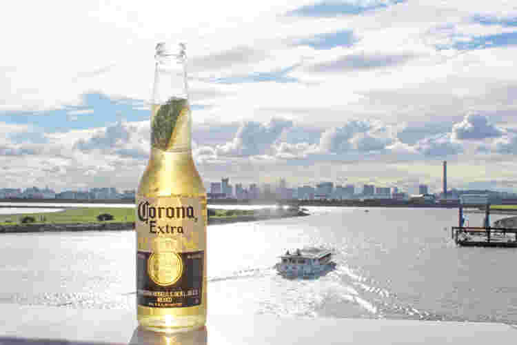 コロナビールの瓶にライムが入っている