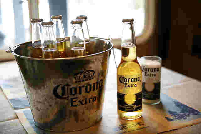 コロナビールの瓶がバケツに入っている