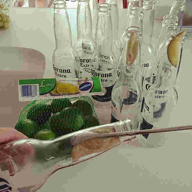 コロナビールの中からライムを取り出す