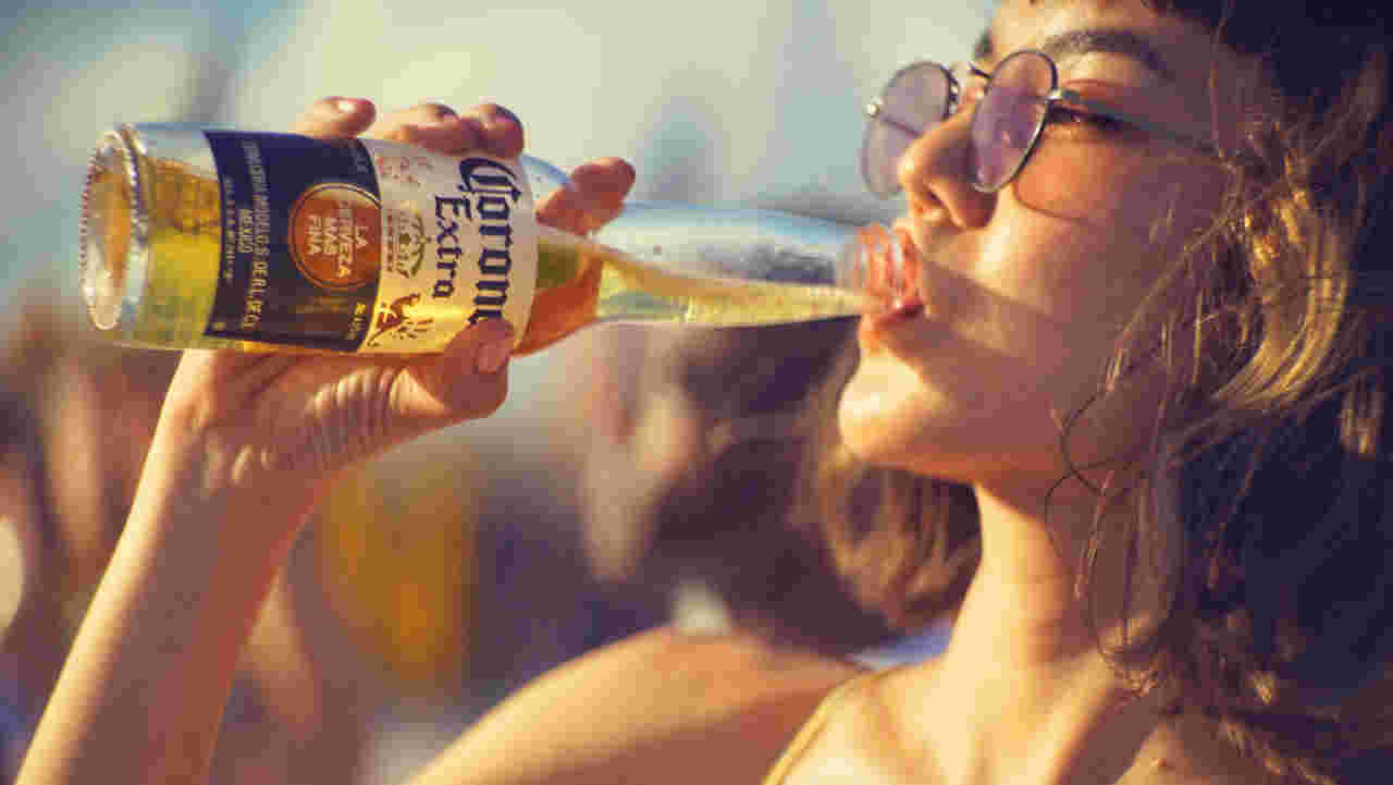 コロナビールの瓶から直接飲む