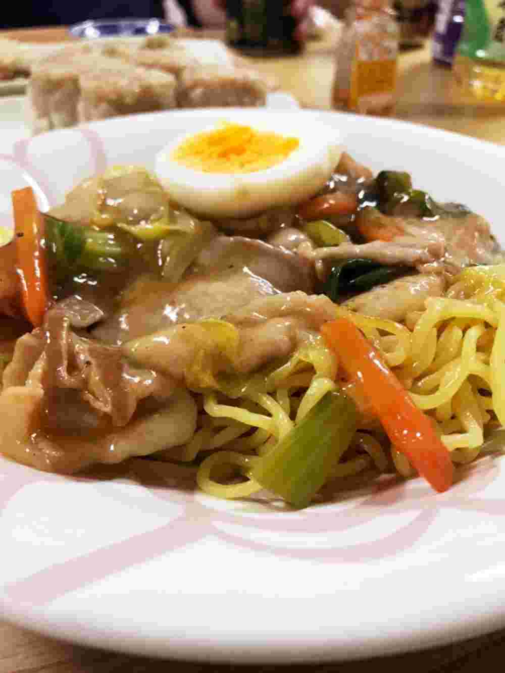 薄ピンクの器に載った中華あんかけ焼きそば