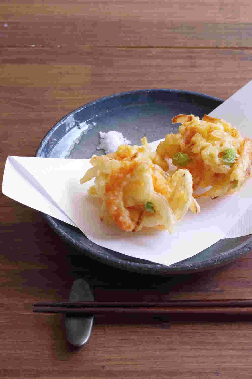 青い丸の器に盛られたエビと枝豆のかき揚げ