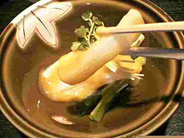 黄土色の器に盛られているネギのぬた和え