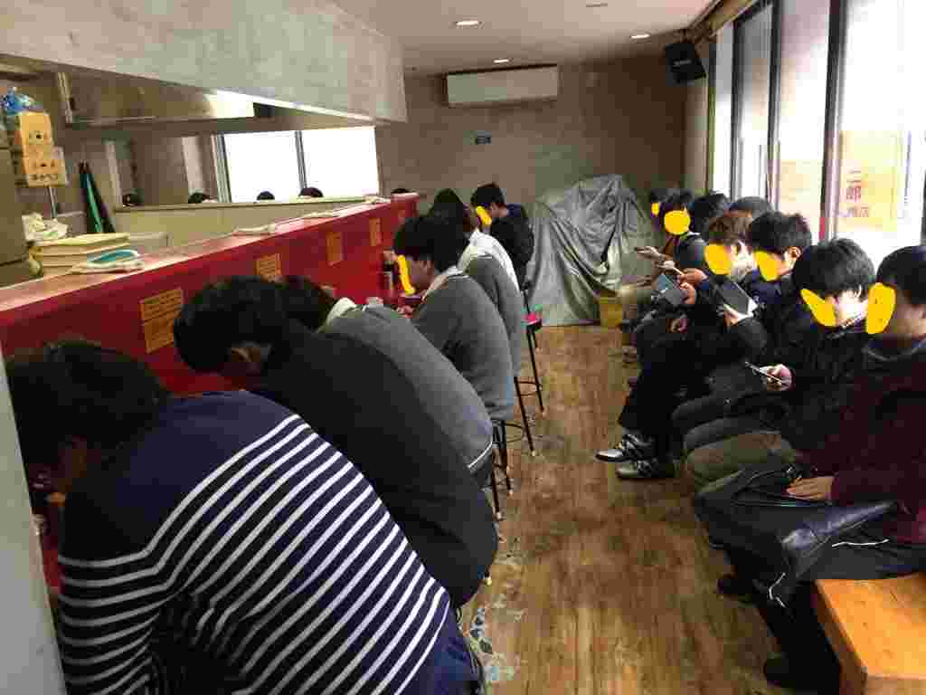 ラーメン二郎札幌店の店内の様子