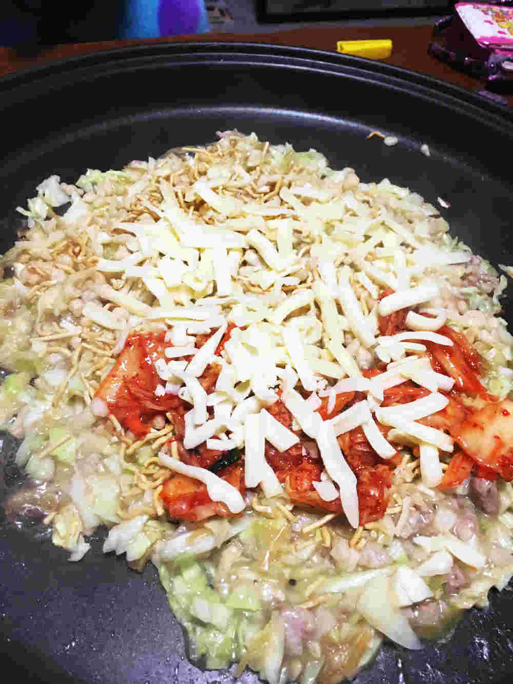 お好み焼き粉で作ったキムチチーズもんじゃ焼き