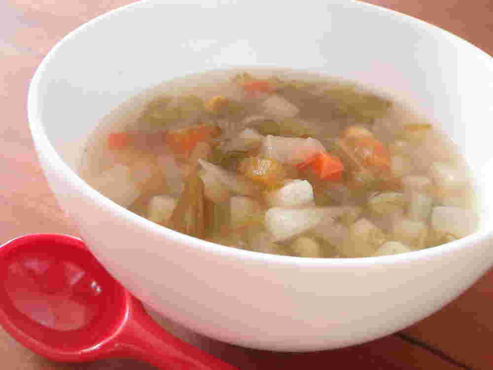昆布茶で味付けされた野菜スープ