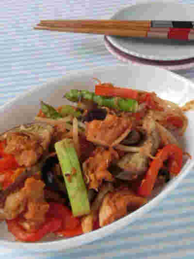 白い器に盛られたお麩チリ