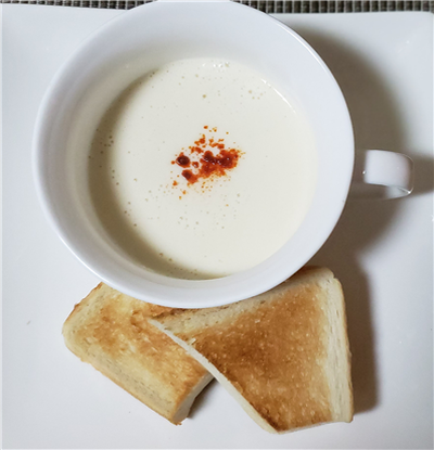 ハンドブレンダーで作った豆腐のポタージュと付け合わせのトースト