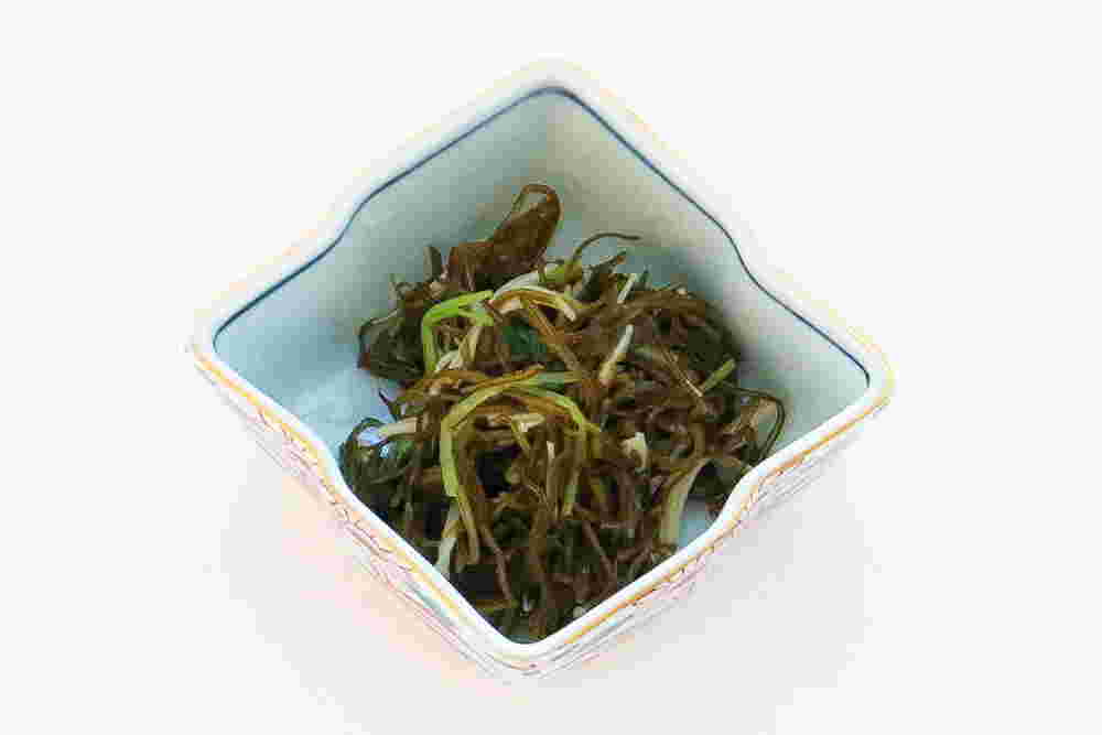四角い小鉢に入れている切り昆布とエノキの酢の物
