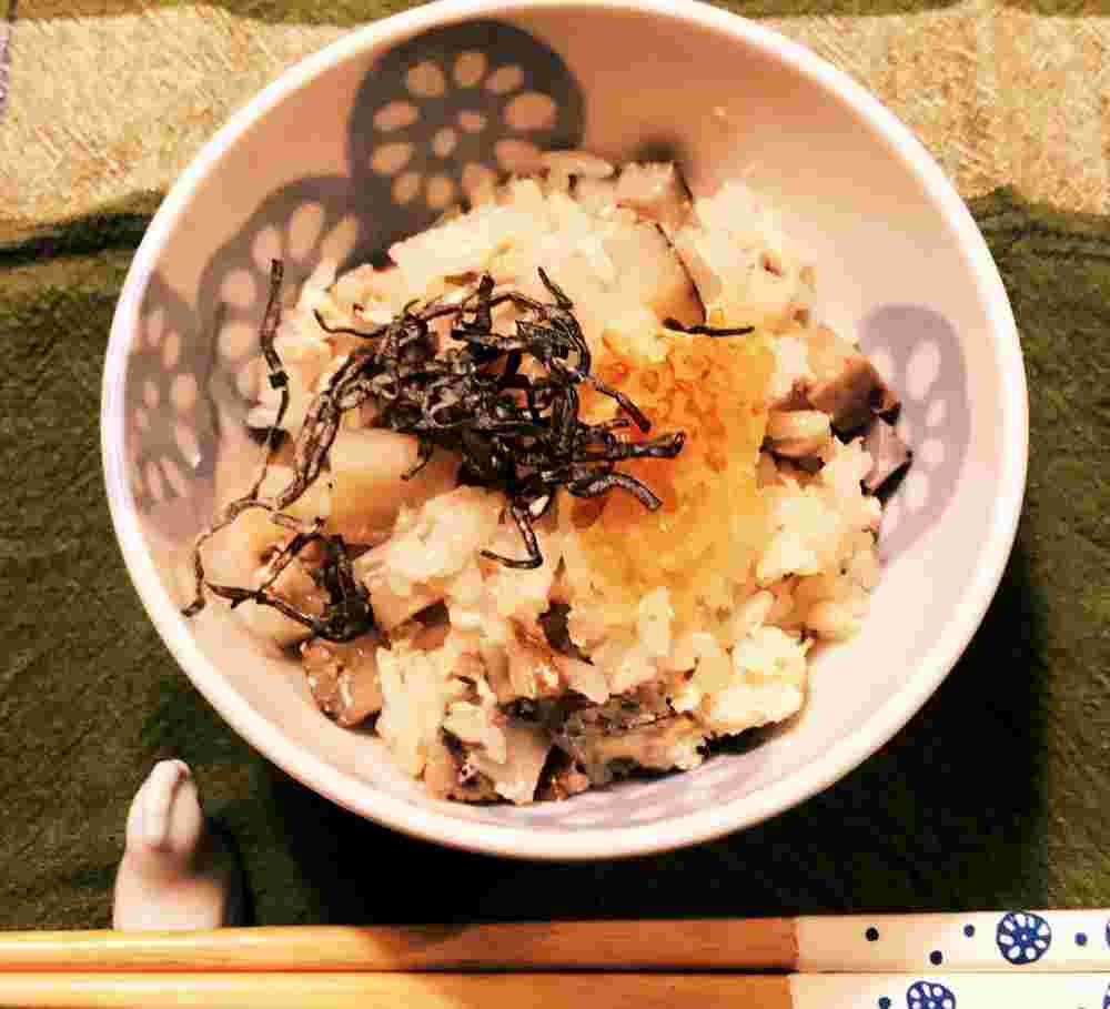 お茶碗に盛った蓮根と切り昆布の炊き込みご飯