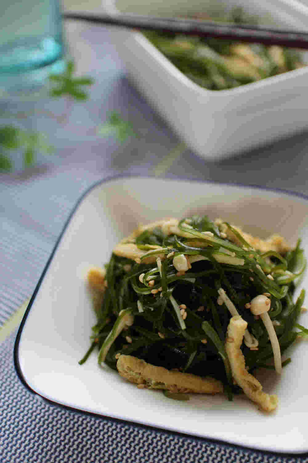 白い四角の器に盛った切り昆布とえのきと油揚げのナムル