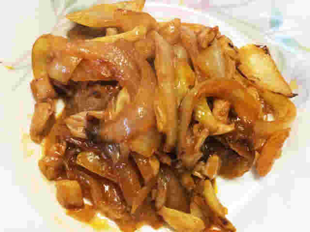 キャベツと玉ねぎと鶏もも肉のケチャップ炒め