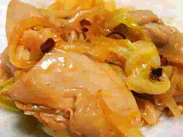 キャベツを使った鶏もも肉と野菜のピリ辛炒め