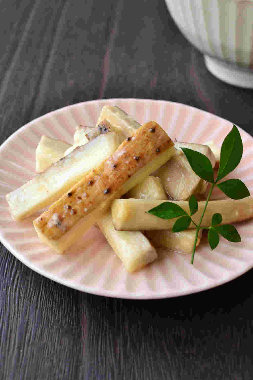 ピンクのお皿に載った自然薯の味噌漬け