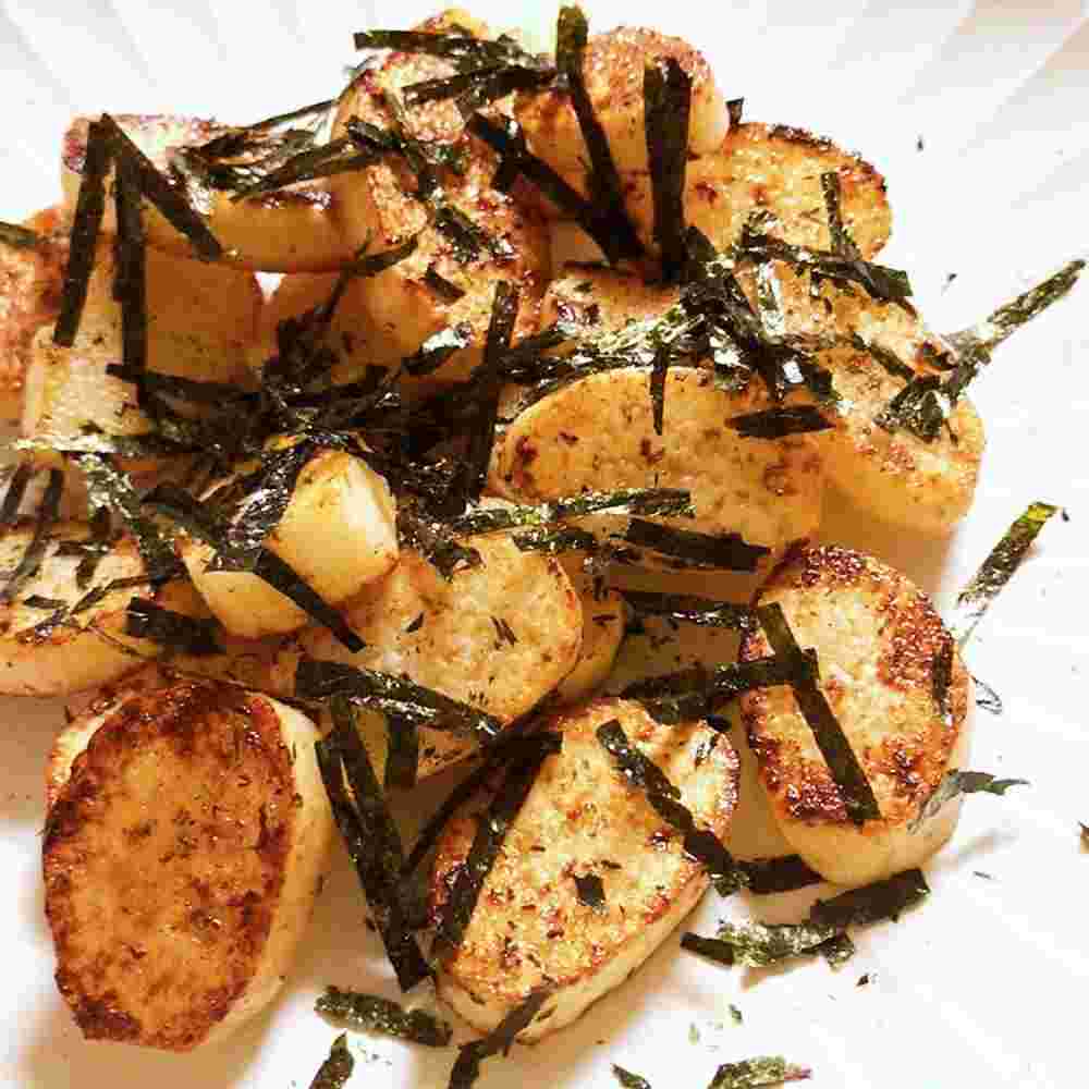 白い皿に盛られた自然薯のバター醤油焼き