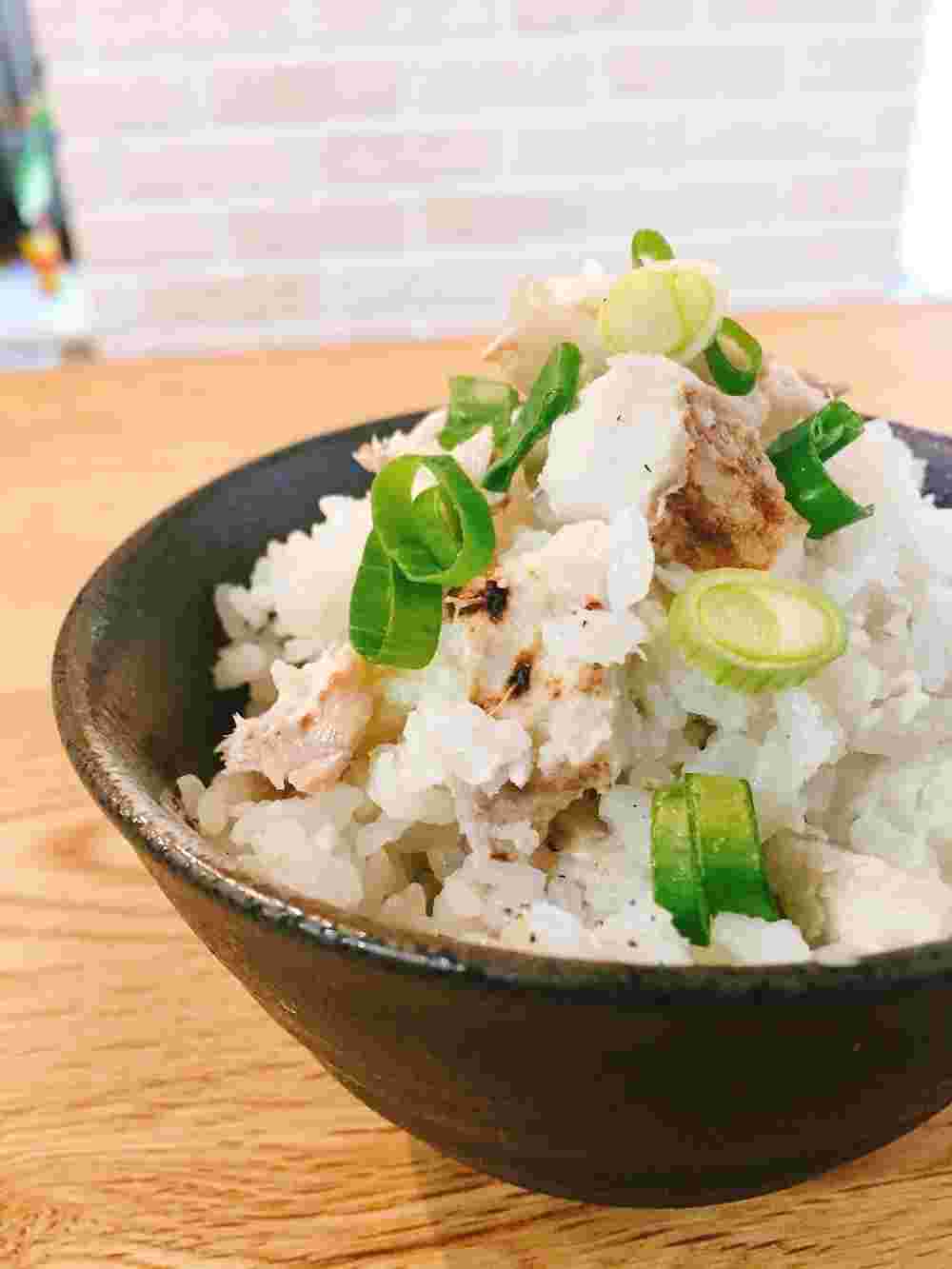 黒い茶碗に盛られた自然薯と白味魚の炊き込みご飯