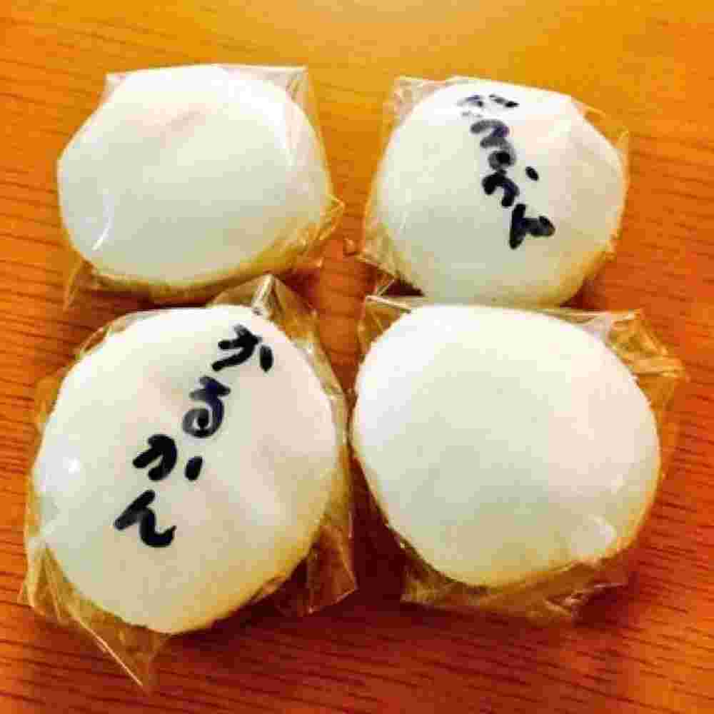 テーブルの上に4つ並んだかるかん