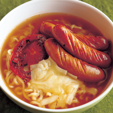 焼いたウインナーとトマトがトッピングされたラーメン