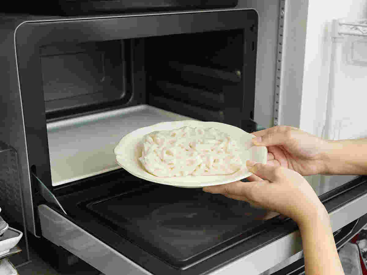 冷凍うどんを解凍している画像