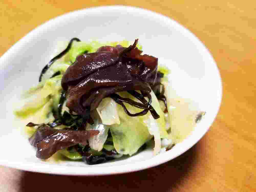 白い器に盛られた生きくらげやみつき塩キャベツ