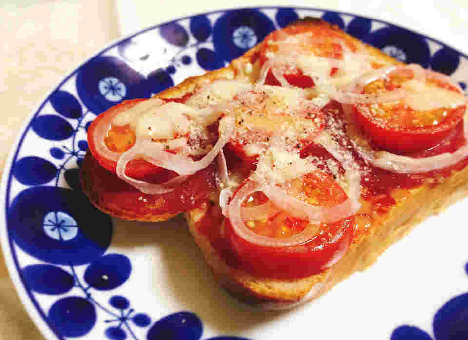 紫玉ねぎとトマトのまるまるピザトースト
