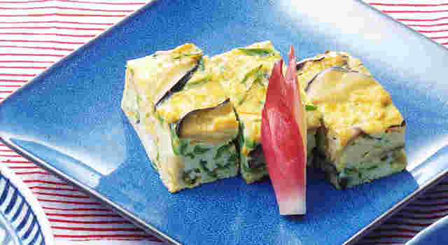 ぎせい豆腐3切れと添えられたミョウガの甘酢漬け