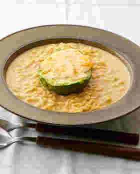 焼いたアボカドを乗せたカレーラーメン