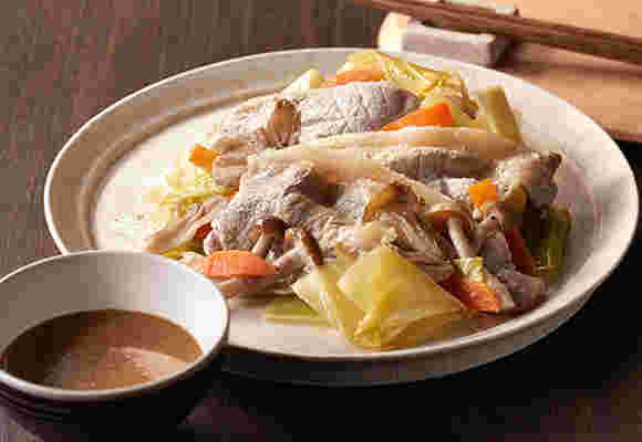 ひとりごはんにおすすめな「野菜と豚肉の酒蒸し胡麻ポン酢」