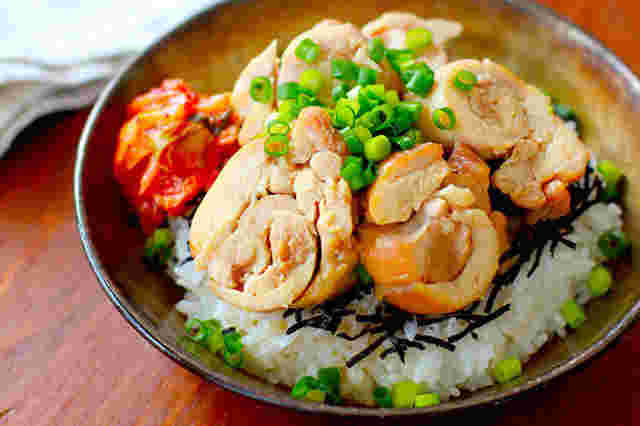ひとりごはんにおすすめな「鶏チャーシュー丼」