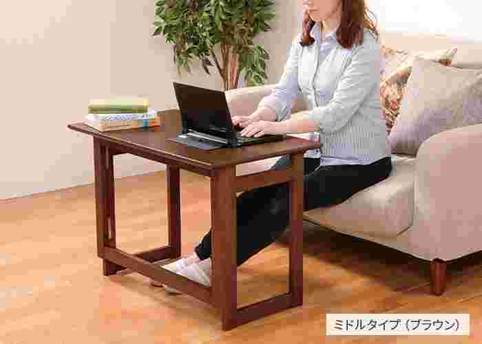折りたたみテーブルでパソコン作業をする様子