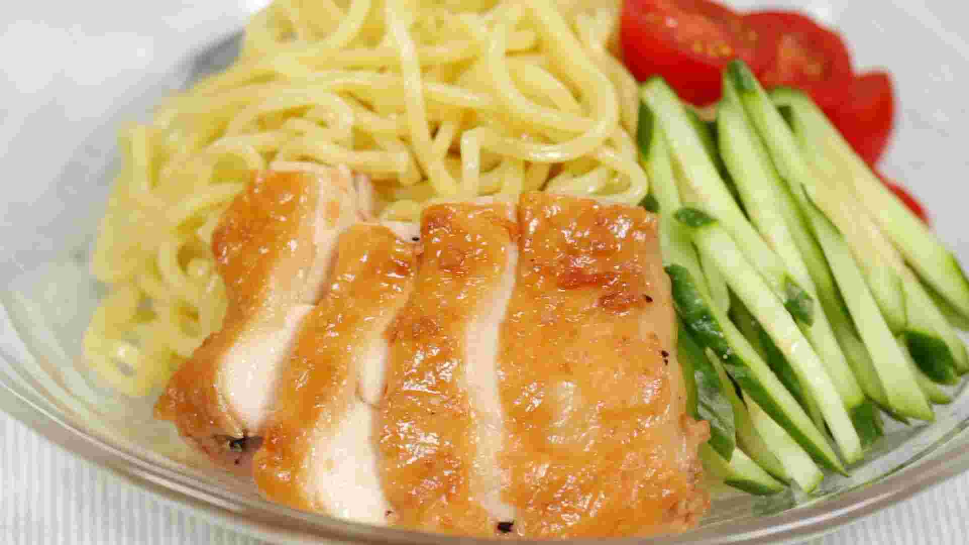 ひとりごはんにおすすめな「簡単鶏チャーシューとトマトのつけ麺」
