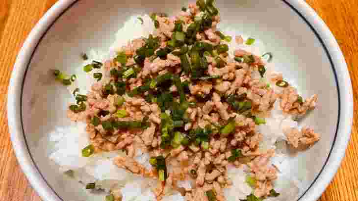 ひとりごはんにおすすめな「豚挽きネギ丼」