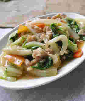 豚切り落とし肉を白菜や人参と煮た料理