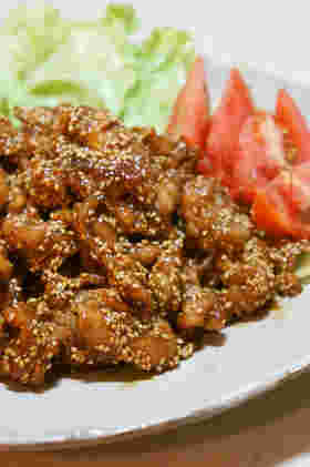 甘酢を絡めて炒めた豚肉にたっぷりのごまがかかっている