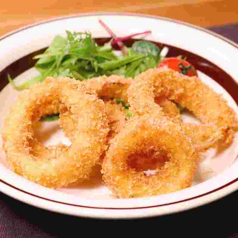 粉チーズが香ばしいオニオンリングフライ