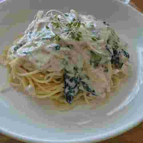 穴子とホウレン草を使ったクリームパスタ